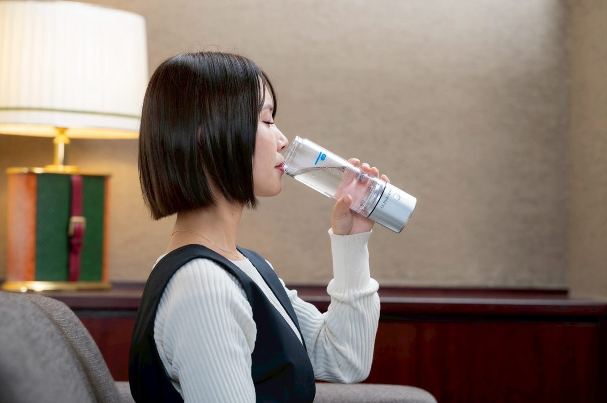 ドクター水素ボトル+で作った水素水を飲んでいるところ