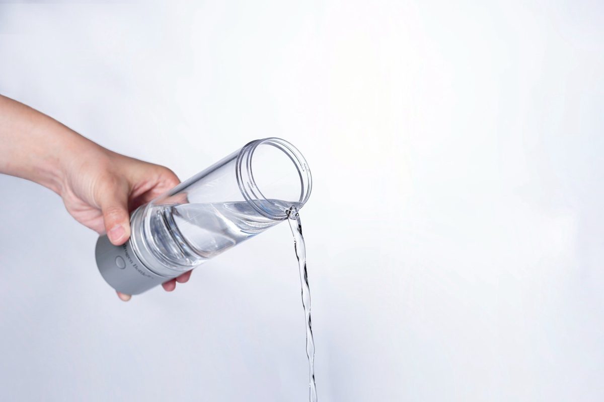 ドクター水素ボトル＋から水素水を注いでいるところ