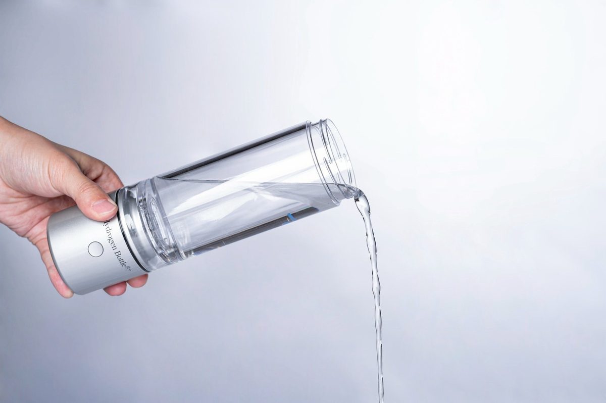 ドクター水素ボトル+から、できあがった水素水を器に注いでいるところ