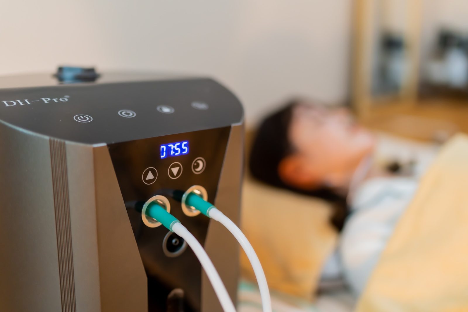 水素吸入機の操作パネルと吸入チューブ