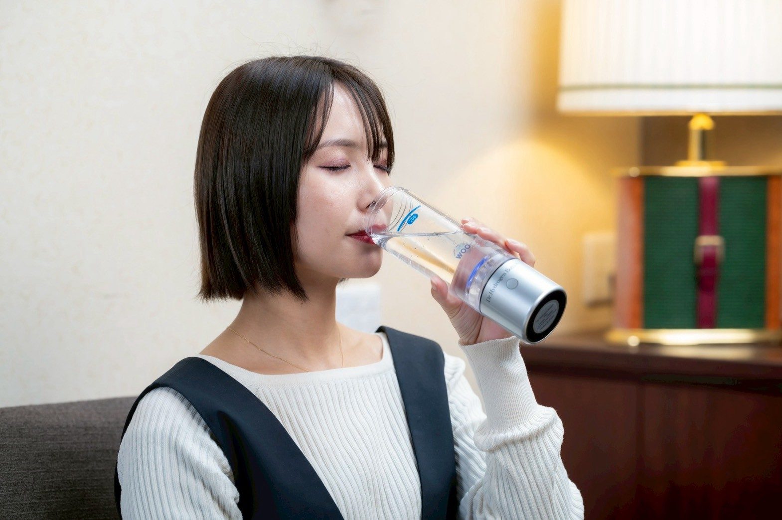ドクター水素ボトル＋で作った水素水を飲む女性