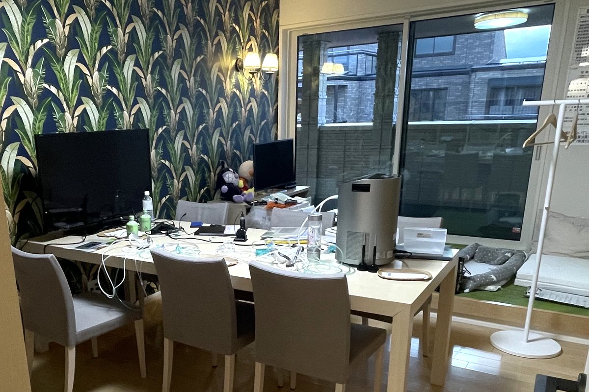積水ハウスの展示場のお部屋。テーブルの上に水素吸入器と、鼻にあてるチューブが並んでいる