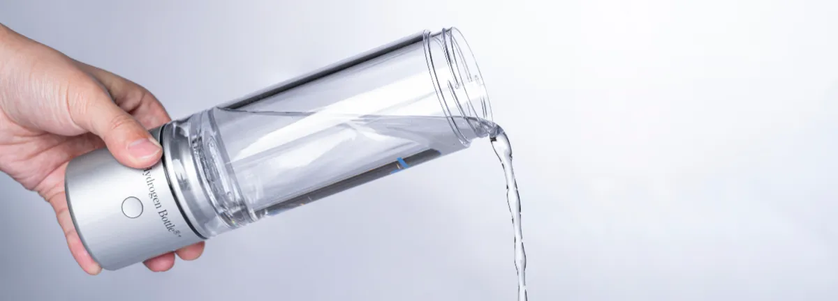 ボトルから水を注ぐ様子