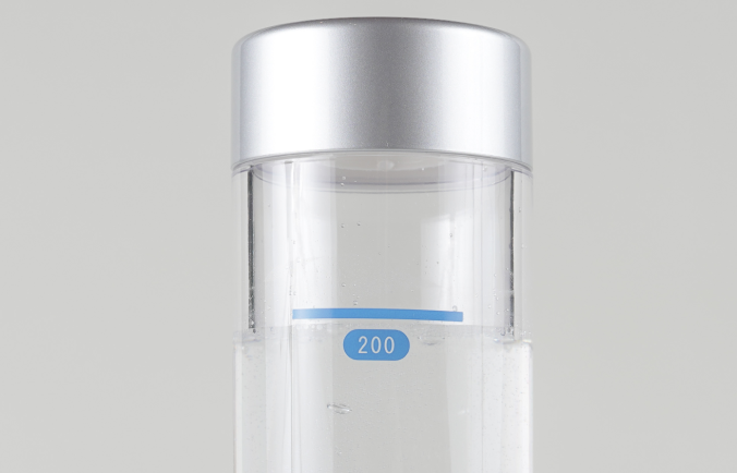 200の目盛りまで水を入れたボトル
