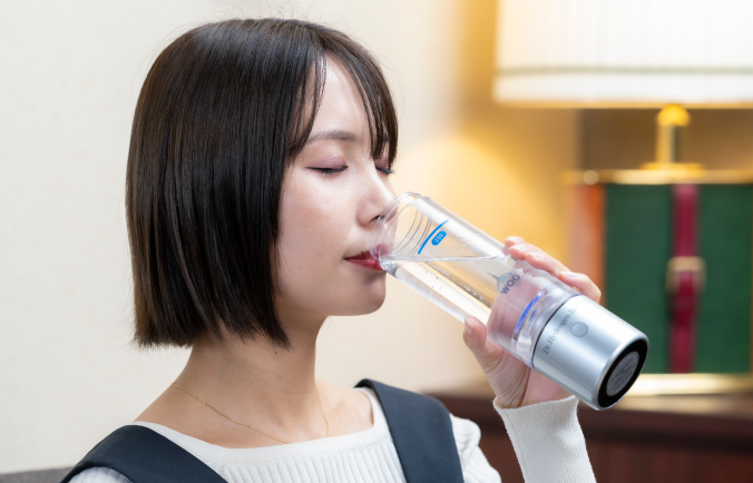 水素水を飲む女性