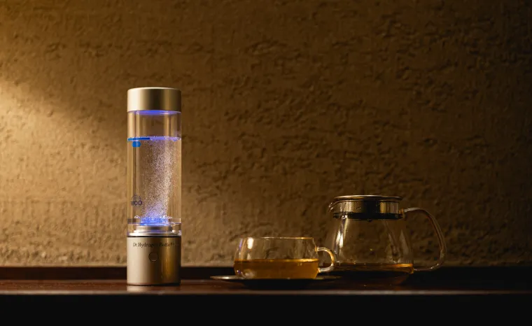 テーブルでお茶と並べたドクター水素ボトル＋