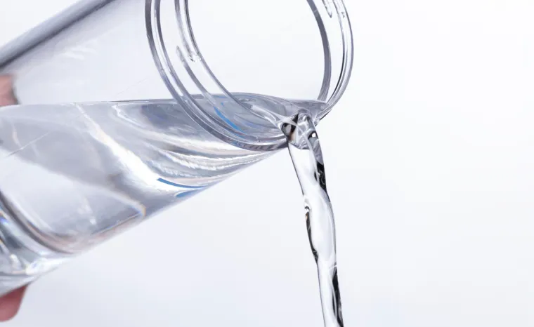 ボトルに水を注ぐ様子