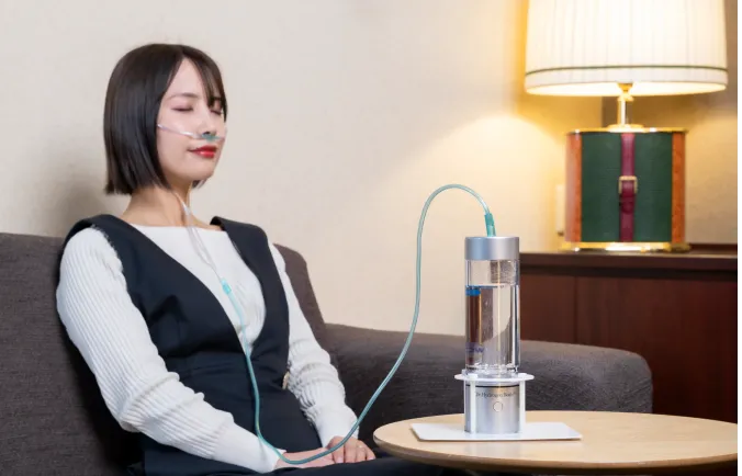 ソファで水素ガスを吸入する女性