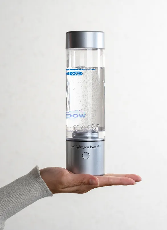 手のひらにのせたドクター水素ボトル＋