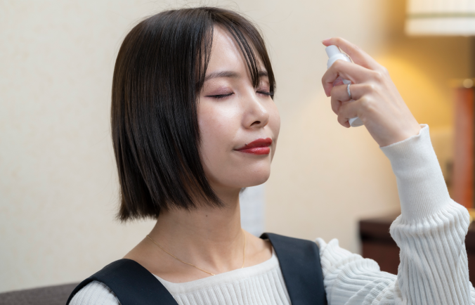 水素水を顔に散布する女性