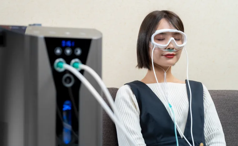 ゴーグルをつけて目から水素を吸入する女性